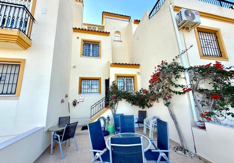2 bedroom Townhouse for sale in Villamartin with pool - € 229,500 (Ref: 9737860)