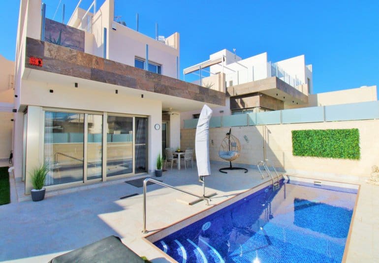 Chalet de 3 habitaciones en Villamartin en venta con piscina - 375.000 € (Ref: 9745143)