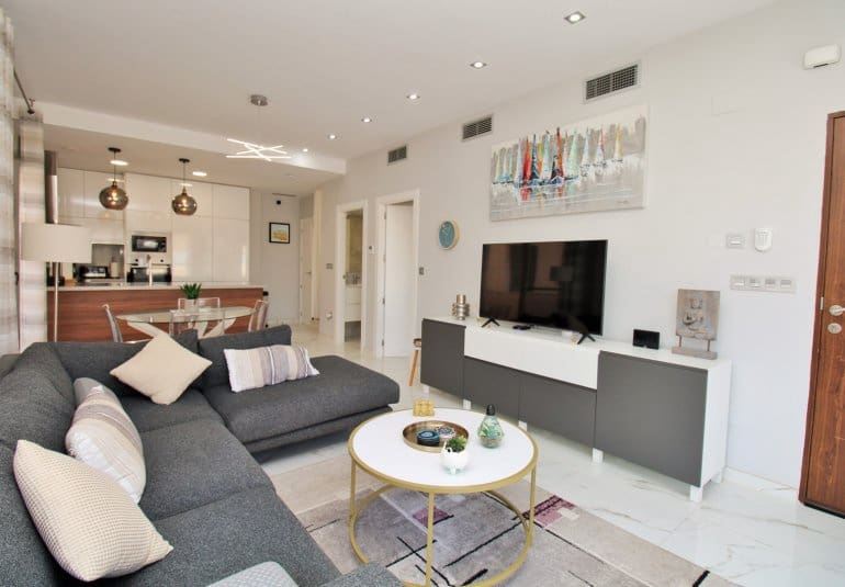 Chalet de 3 habitaciones en Villamartin en venta con piscina - 375.000 € (Ref: 9745143)