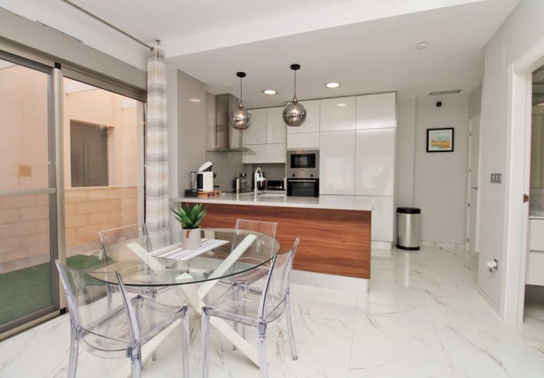 Chalet de 3 habitaciones en Villamartin en venta con piscina - 375.000 € (Ref: 9745143)