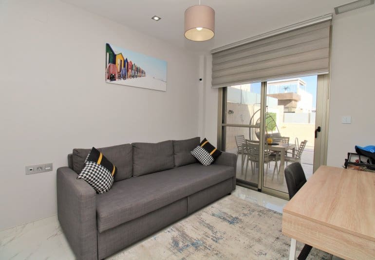 Chalet de 3 habitaciones en Villamartin en venta con piscina - 375.000 € (Ref: 9745143)