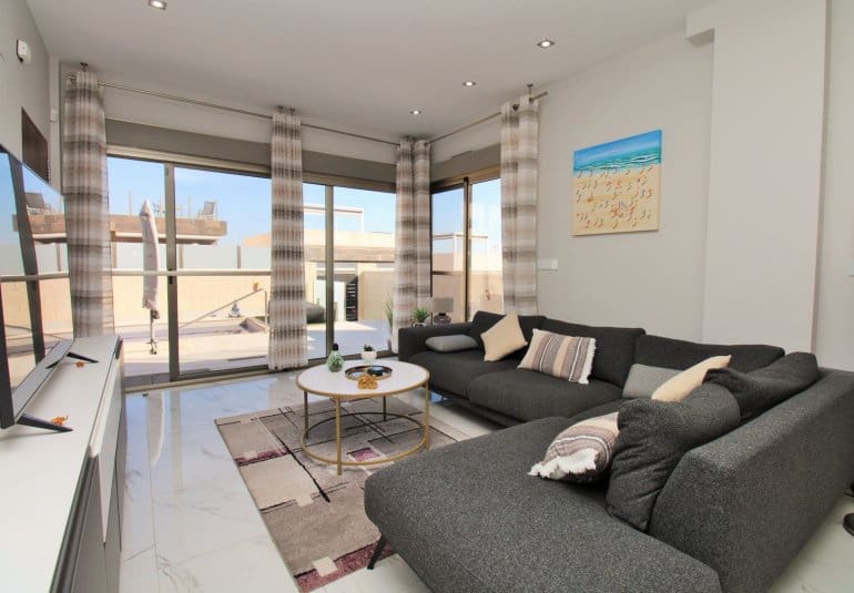 Chalet de 3 habitaciones en Villamartin en venta con piscina - 375.000 € (Ref: 9745143)