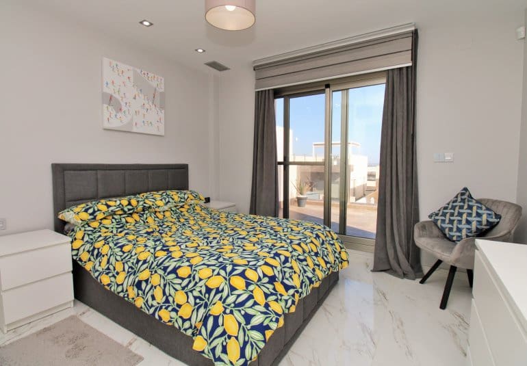 Chalet de 3 habitaciones en Villamartin en venta con piscina - 375.000 € (Ref: 9745143)