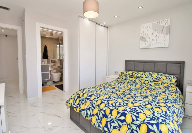 Chalet de 3 habitaciones en Villamartin en venta con piscina - 375.000 € (Ref: 9745143)