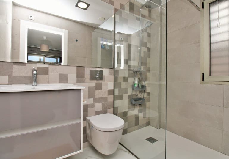 Chalet de 3 habitaciones en Villamartin en venta con piscina - 375.000 € (Ref: 9745143)