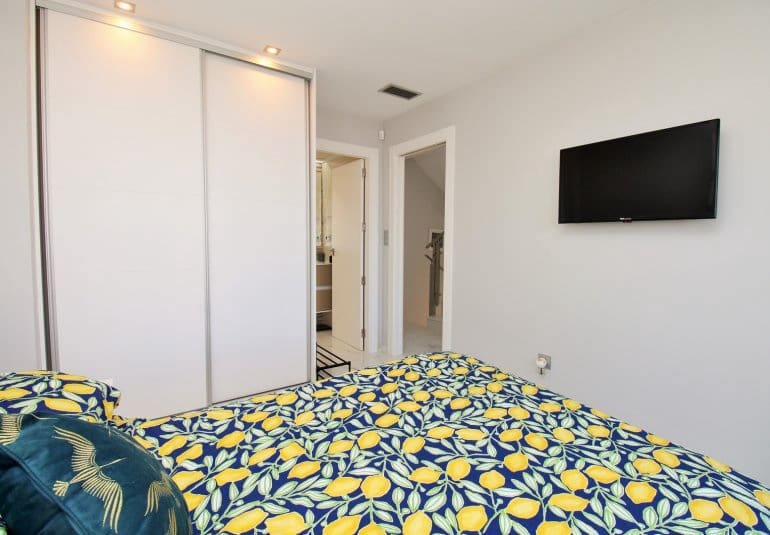 Chalet de 3 habitaciones en Villamartin en venta con piscina - 375.000 € (Ref: 9745143)