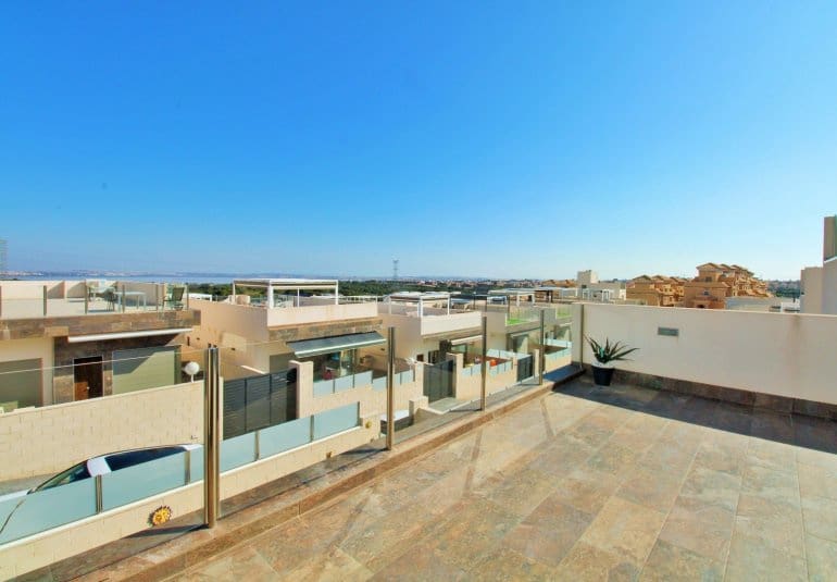 Chalet de 3 habitaciones en Villamartin en venta con piscina - 375.000 € (Ref: 9745143)