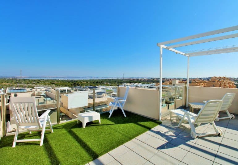 Chalet de 3 habitaciones en Villamartin en venta con piscina - 375.000 € (Ref: 9745143)