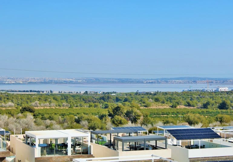 Chalet de 3 habitaciones en Villamartin en venta con piscina - 375.000 € (Ref: 9745143)