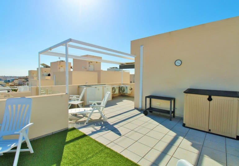 Chalet de 3 habitaciones en Villamartin en venta con piscina - 375.000 € (Ref: 9745143)