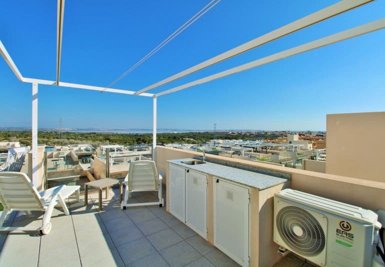 Chalet de 3 habitaciones en Villamartin en venta con piscina - 375.000 € (Ref: 9745143)