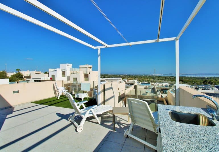 Chalet de 3 habitaciones en Villamartin en venta con piscina - 375.000 € (Ref: 9745143)