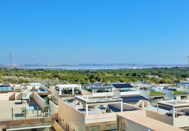 Chalet de 3 habitaciones en Villamartin en venta con piscina - 375.000 € (Ref: 9745143)