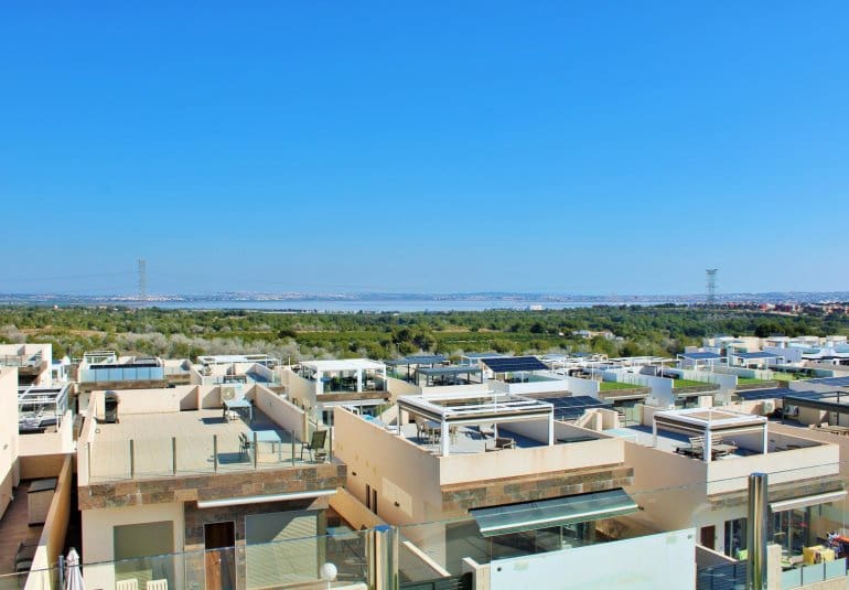 Chalet de 3 habitaciones en Villamartin en venta con piscina - 375.000 € (Ref: 9745143)