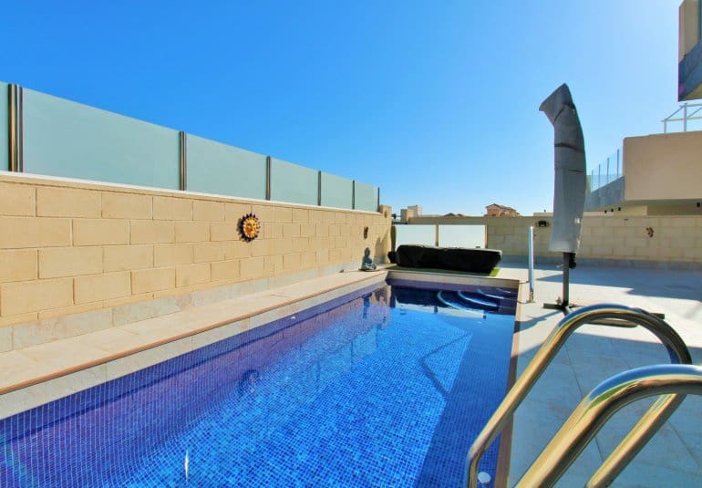 Chalet de 3 habitaciones en Villamartin en venta con piscina - 375.000 € (Ref: 9745143)