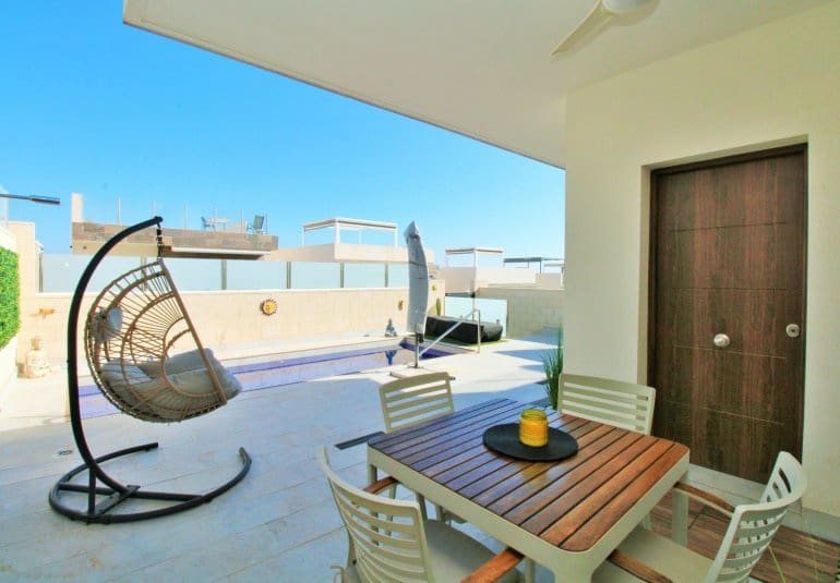 Chalet de 3 habitaciones en Villamartin en venta con piscina - 375.000 € (Ref: 9745143)