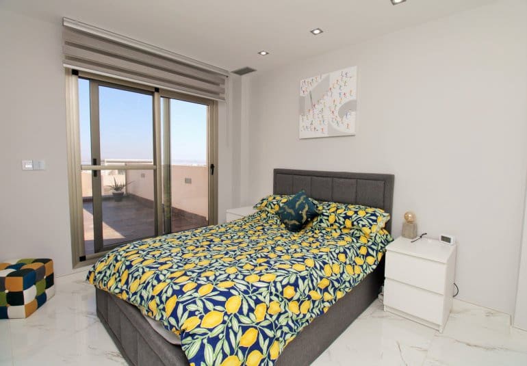 Chalet de 3 habitaciones en Villamartin en venta con piscina - 375.000 € (Ref: 9745143)