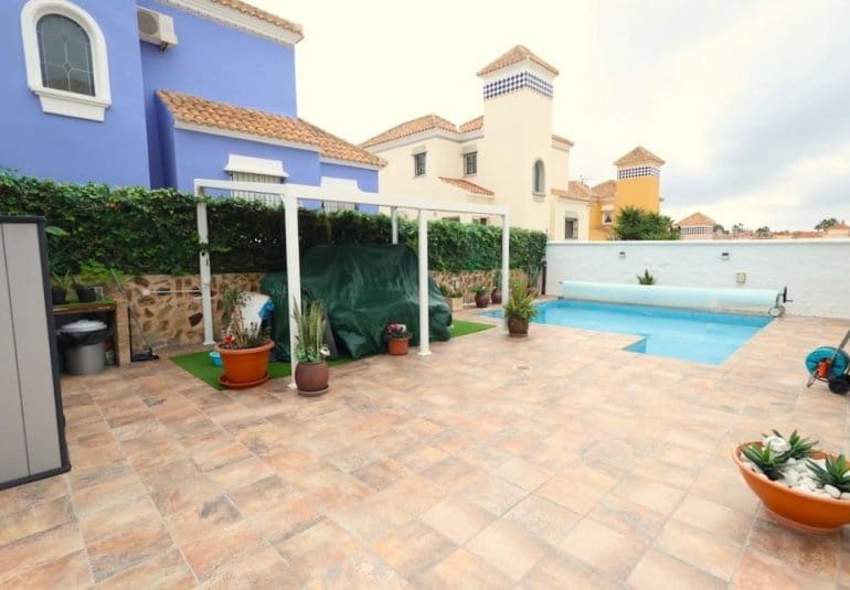 4 bedroom Villa for sale in Filipinas with pool - € 408,000 (Ref: 9745145)