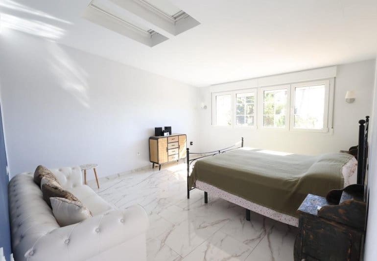 Chalet de 4 habitaciones en Villamartin en venta - 699.000 € (Ref: 9745146)