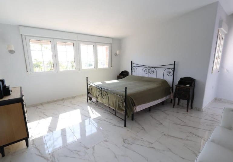 Chalet de 4 habitaciones en Villamartin en venta - 699.000 € (Ref: 9745146)