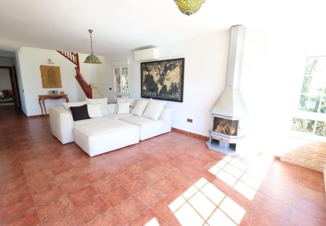 Chalet de 4 habitaciones en Villamartin, Orihuela en venta - 699.000 € (Ref: 9745146)