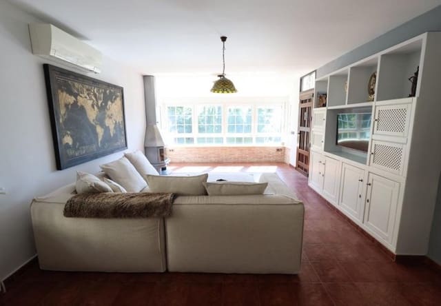 Chalet de 4 habitaciones en Villamartin, Orihuela en venta - 699.000 € (Ref: 9745146)