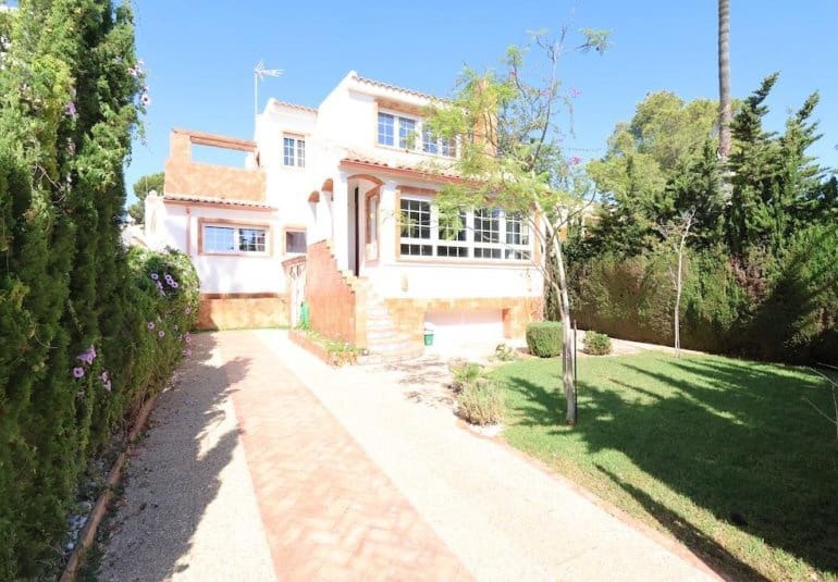 Chalet de 4 habitaciones en Villamartin en venta - 699.000 € (Ref: 9745146)