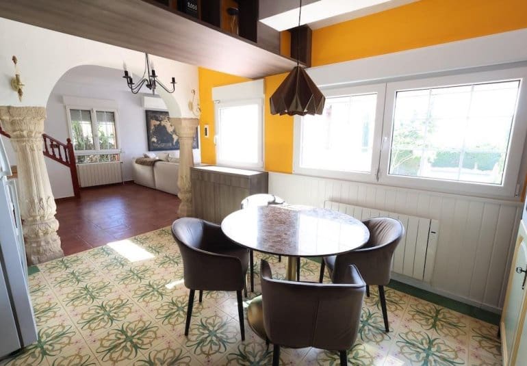 Chalet de 4 habitaciones en Villamartin en venta - 699.000 € (Ref: 9745146)