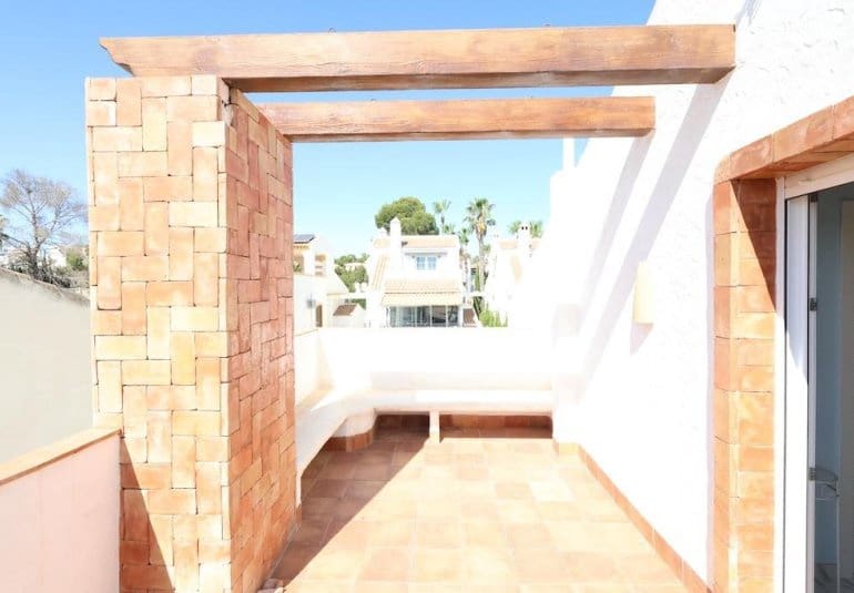 Chalet de 4 habitaciones en Villamartin en venta - 699.000 € (Ref: 9745146)