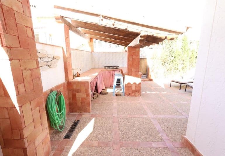 Chalet de 4 habitaciones en Villamartin en venta - 699.000 € (Ref: 9745146)