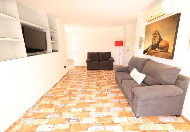 Chalet de 4 habitaciones en Villamartin en venta - 699.000 € (Ref: 9745146)