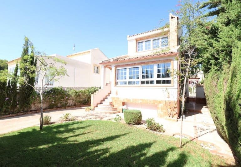 Chalet de 4 habitaciones en Villamartin en venta - 699.000 € (Ref: 9745146)