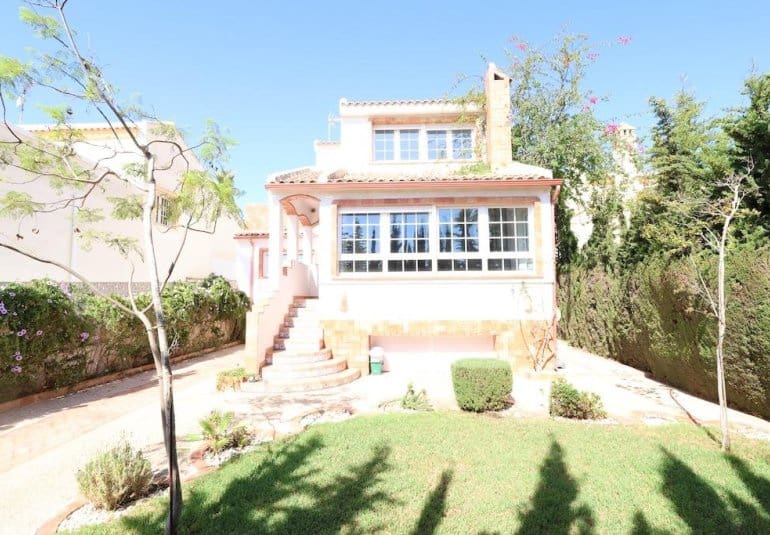 Chalet de 4 habitaciones en Villamartin en venta - 699.000 € (Ref: 9745146)