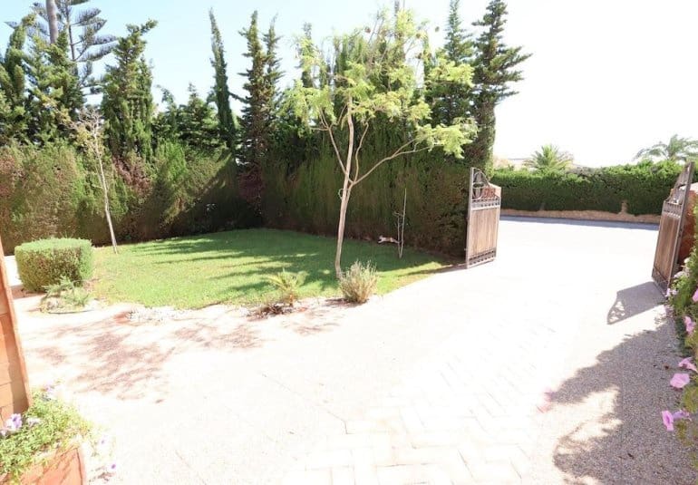 Chalet de 4 habitaciones en Villamartin en venta - 699.000 € (Ref: 9745146)