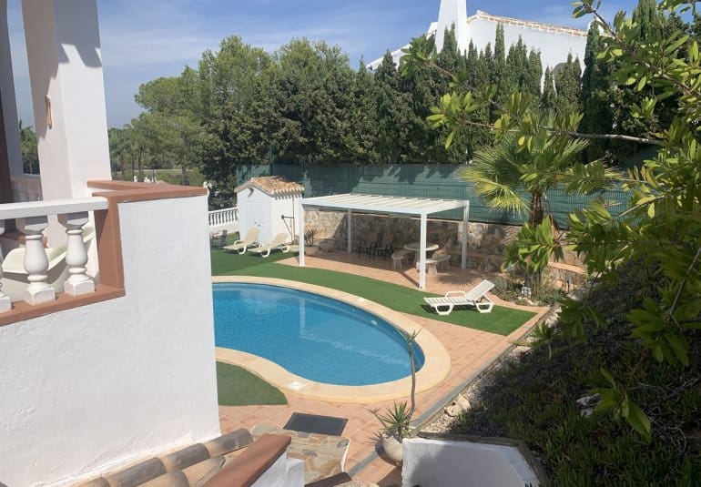 Chalet de 4 habitaciones en Villamartin en venta con piscina - 790.000 € (Ref: 9745147)