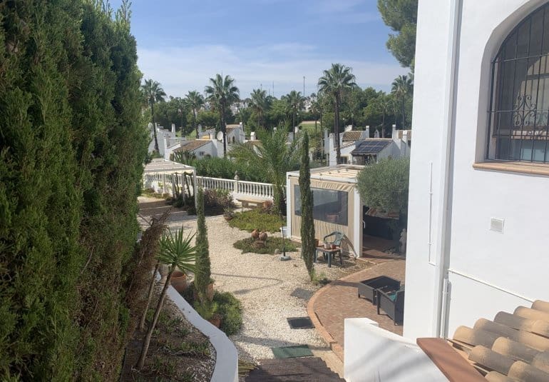 Chalet de 4 habitaciones en Villamartin en venta con piscina - 790.000 € (Ref: 9745147)