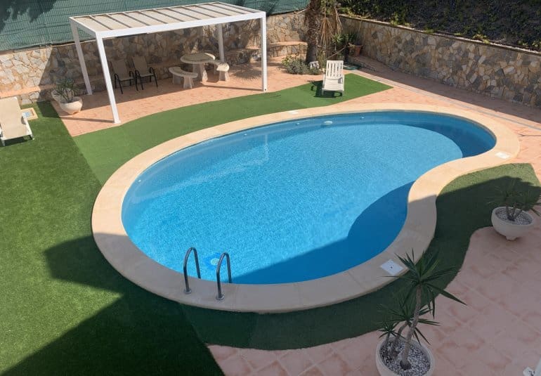 Chalet de 4 habitaciones en Villamartin en venta con piscina - 790.000 € (Ref: 9745147)