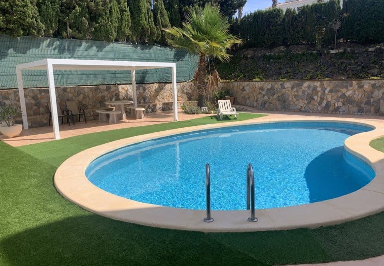 Chalet de 4 habitaciones en Villamartin en venta con piscina - 790.000 € (Ref: 9745147)