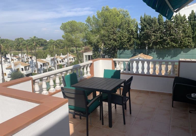 Chalet de 4 habitaciones en Villamartin en venta con piscina - 790.000 € (Ref: 9745147)