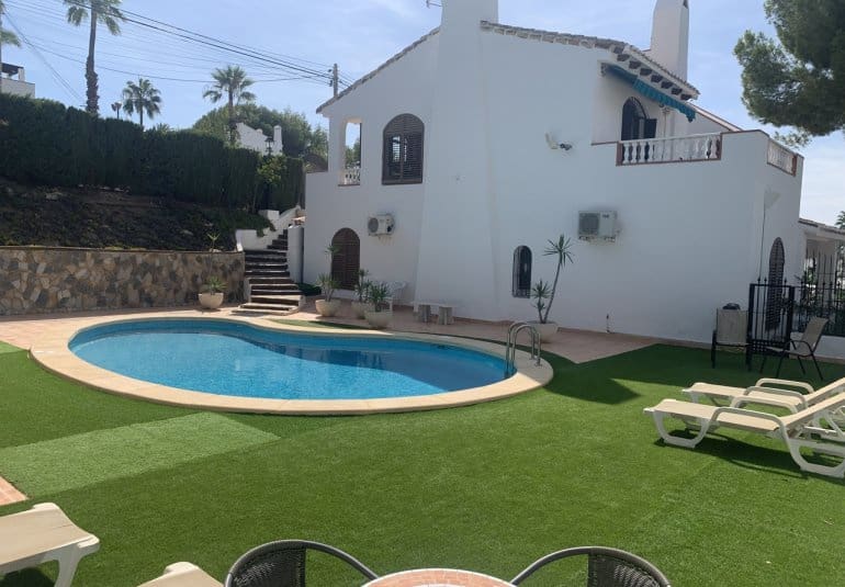 Chalet de 4 habitaciones en Villamartin en venta con piscina - 790.000 € (Ref: 9745147)