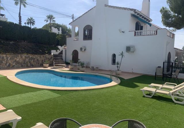 4 bedroom Villa for sale in Villamartin, Orihuela with pool garage - € 750,000 (Ref: 9745147)