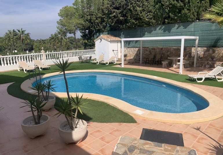 Chalet de 4 habitaciones en Villamartin en venta con piscina - 790.000 € (Ref: 9745147)