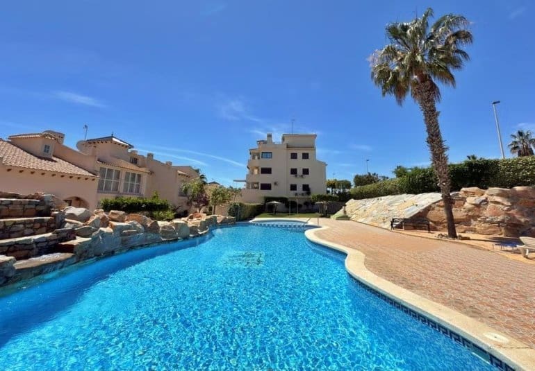 Apartamento de 3 habitaciones en Villamartin en venta con piscina - 199.000 € (Ref: 9745151)