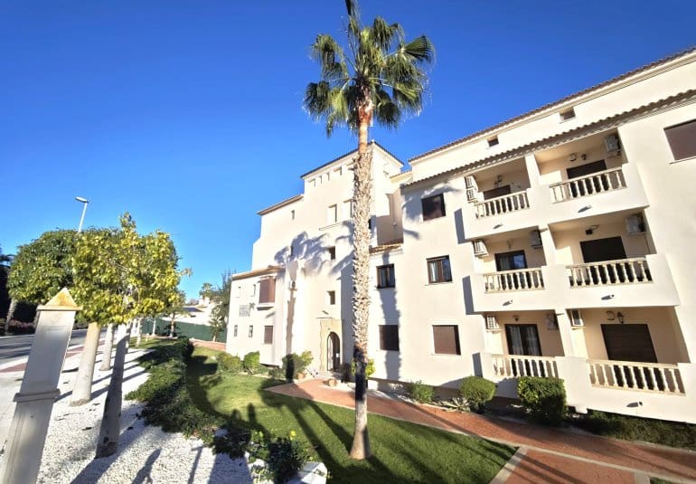 Apartamento de 3 habitaciones en Villamartin en venta con piscina - 199.000 € (Ref: 9745151)