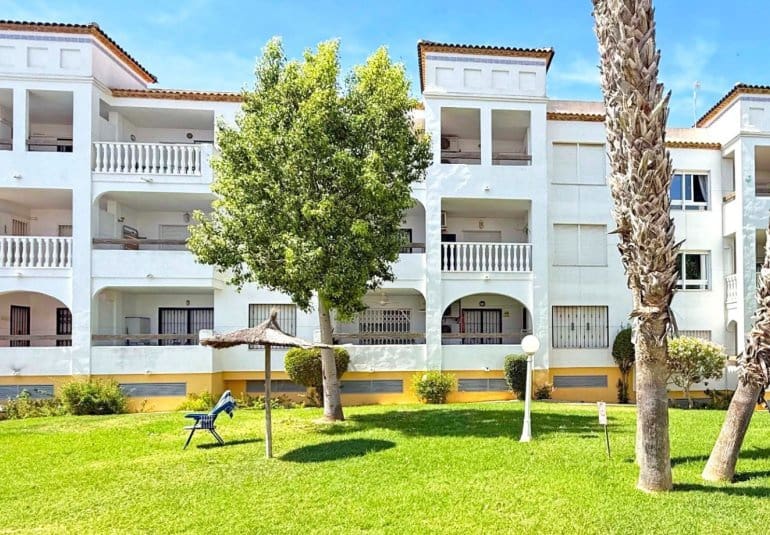 Apartamento de 2 habitaciones en Villamartin en venta con piscina - 199.000 € (Ref: 9745152)