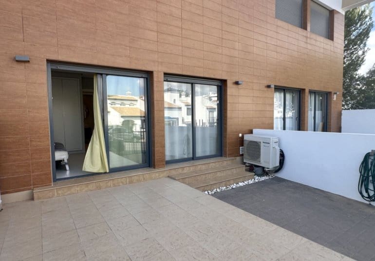 Apartamento de 2 habitaciones en Villamartin en venta con piscina - 255.000 € (Ref: 9745153)