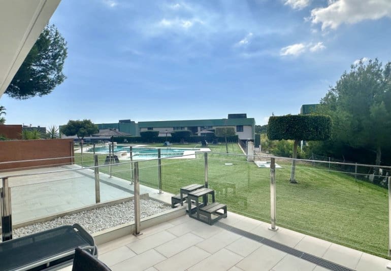 Apartamento de 2 habitaciones en Villamartin en venta con piscina - 255.000 € (Ref: 9745153)