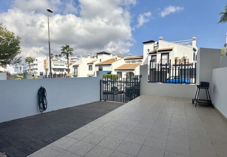 Apartamento de 2 habitaciones en Villamartin en venta con piscina - 255.000 € (Ref: 9745153)