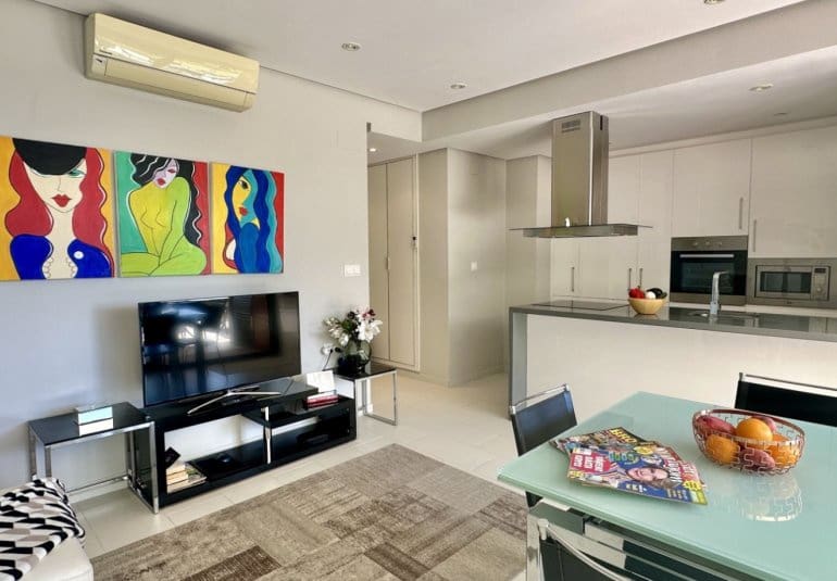 Apartamento de 2 habitaciones en Villamartin en venta con piscina - 255.000 € (Ref: 9745153)