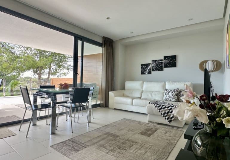 Apartamento de 2 habitaciones en Villamartin en venta con piscina - 255.000 € (Ref: 9745153)